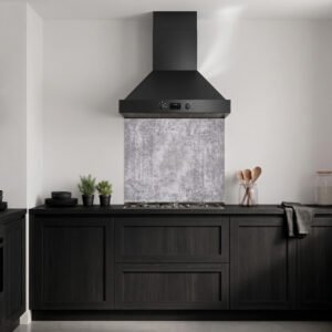 fond de hotte Cuisine moderne noire avec hotte et étagères