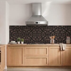 Cuisine moderne en bois avec crédence florale noire