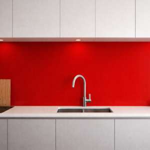 Cuisine moderne avec crédence rouge et évier design