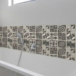 Baignoire moderne avec carrelage mural à motifs gris