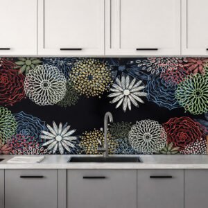 Crédence florale colorée dans cuisine moderne blanche