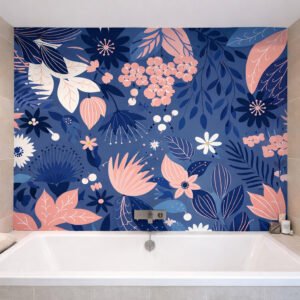 Baignoire moderne devant fresque florale bleue et rose