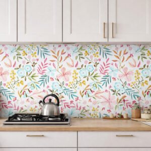 Cuisine moderne avec crédence florale colorée