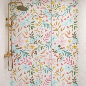 Douche avec panneau floral et robinetterie dorée