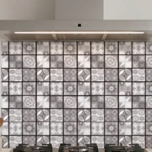 Crédence de cuisine en carreaux gris décorés