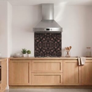 Cuisine moderne en bois avec crédence florale noire