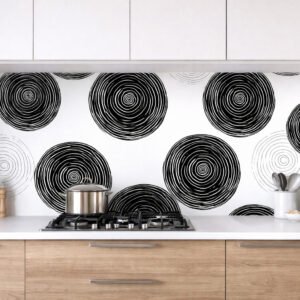 Cuisine moderne avec crédence à motifs spirales noires