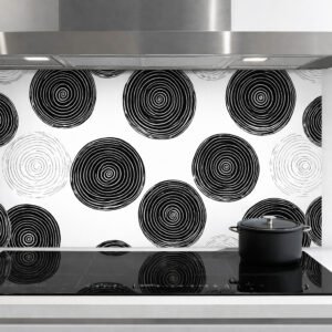 Cuisine moderne avec crédence à motifs spirales noires