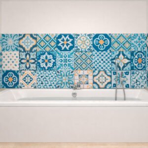 Baignoire blanche devant carreaux bleus décoratifs