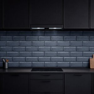 Cuisine moderne noire avec crédence en briques