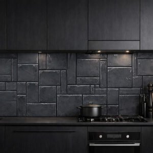 Cuisine moderne noire avec crédence métal industrielle