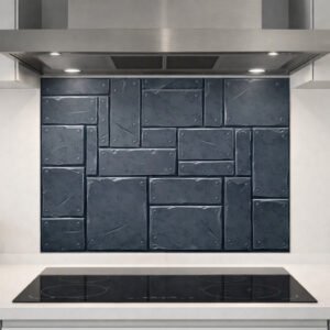 Crédence métallique bleue design dans cuisine moderne