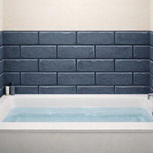 Baignoire moderne avec credence bleu et eau claire