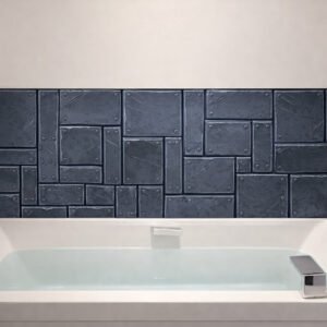 Baignoire moderne devant mur en panneaux métalliques bleus