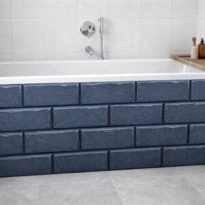 Baignoire moderne avec tablier en carreaux bleus