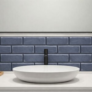 Vasque blanche moderne sur fond de carreaux bleus