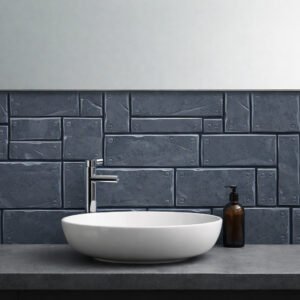 Lavabo moderne blanc sur mur carrelé bleu foncé