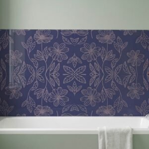 Baignoire blanche devant mur bleu à motifs floraux