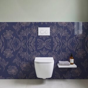 Toilettes suspendues devant mur bleu à motifs floraux