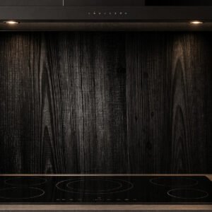 Cuisine moderne noire avec fond de hotte bois