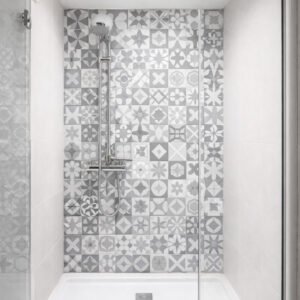Douche moderne avec carrelage graphique gris et blanc