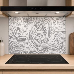 Crédence marbrée moderne derrière plaque induction noire